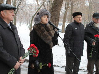 Ольга Бабенко вместе с жителями Кривого Рога почтила память Григория Гутовского у дома, в котором он жил