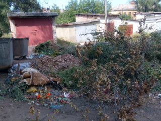 Жители района просят помощи в восстановлении площадки  под мусорные баки