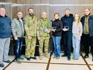 Ольга Бабенко передала захисникам детектор перехоплення відеосигналу з FPV-дронів «Чуйка»