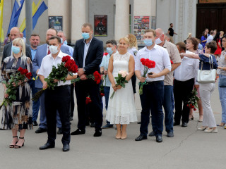 Представители городской власти возложили цветы к памятнику Тараса Шевченко