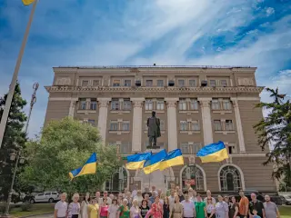 Шановні друзі, колеги та гості міста! Вітаємо вас із Днем Української Державності!