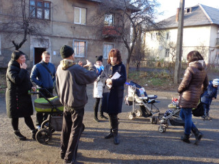 Мешканці багатоповерхівок зустрічають зиму з аварійними дахами