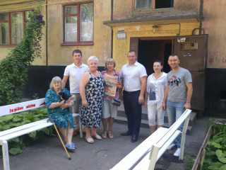 Ще в одному дворі встановлені лавки.