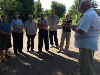 Люди продовжують порушувати важливі для них питання на зустрічах з депутатами ВО «Батьківщина»