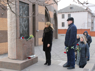 Больше никогда. В день памяти жертв Холокоста Ольга Бабенко возложила цветы к памятнику