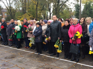 В парке Железнодорожников состоялось торжественное возложение цветов