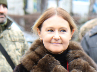 Ольга Бабенко поклала квіти до пам'ятної дошки з іменами загиблих захисників