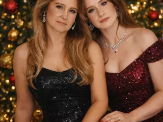 Команда ГО «За рідне місто» на чолі з Ольгою Бабенко та разом з депутатом Дніпропетровської обласної ради Марією Бабенко щиро вітають вас з наступаючим Новим роком.🎄💫