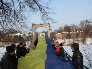 Члены общественного объединения «За рідне місто» провели флешмоб ко Дню соборности