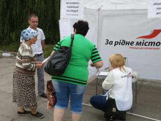 Наші волонтери продовжують збирати підписи криворіжців.