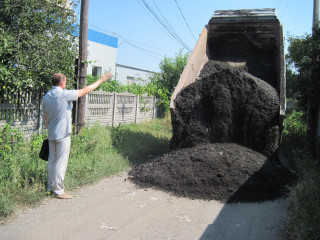 На улице Вакуленчука засыпали ямы.