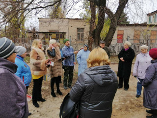 На бездіяльність - дією. Зустріч з жителями вулиці ТесленкаМешканці будинку звернули увагу на стан прибудинкової дороги, аварійний стан ґанку біля під'їзду, відсутність зовнішнього освітленн