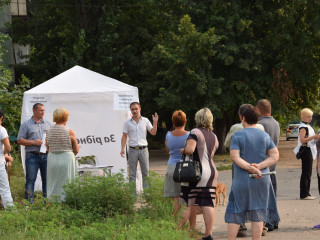 Наші депутати проводять виїзні зустрічі з городянами.