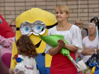 Поздоровлення Ольги Володимирівни Бабенко з Днем знань школярів і гостей лінійки в школі №8