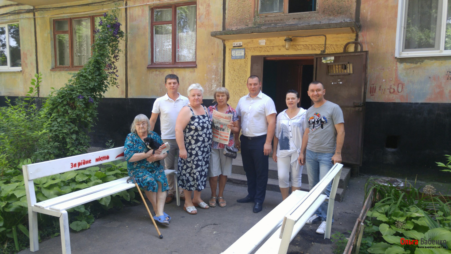 Еще в одном дворе установлены скамейки.