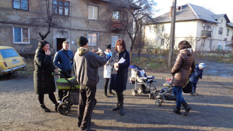 Мешканці багатоповерхівок зустрічають зиму з аварійними дахами