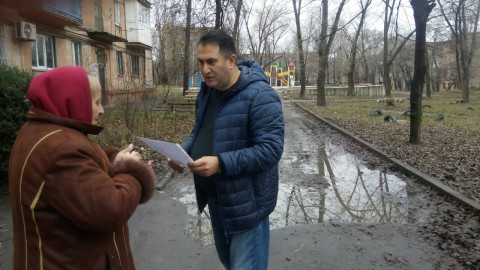 Після проведення робіт комунальники залишили у дворі погано засипану яму