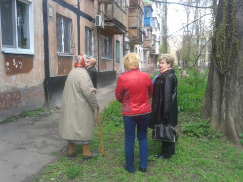 Через пошкодження стін багатоповерхівок, люди змушені жити в сирих квартирах