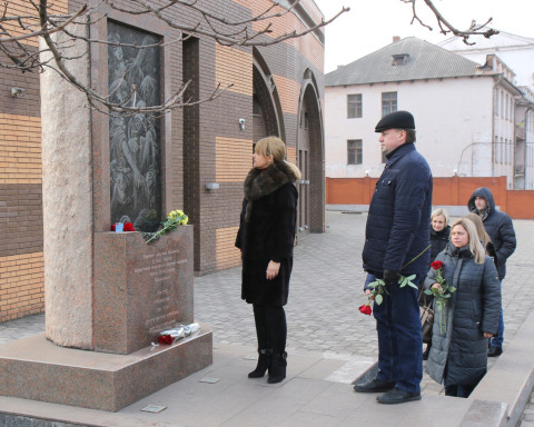 Больше никогда. В день памяти жертв Холокоста Ольга Бабенко возложила цветы к памятнику