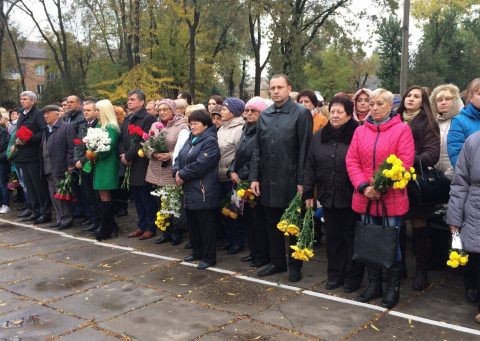 У парку Залізничників відбулось урочисте покладання квітів