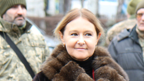 Ольга Бабенко поклала квіти до пам'ятної дошки з іменами загиблих захисників