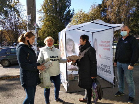 В выходные на агитационных палатках кандидата в мэры Ольги Бабенко особо людно