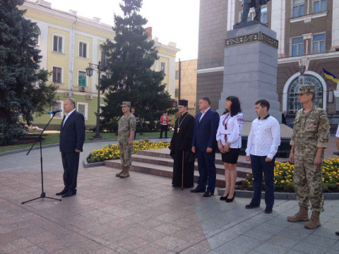 На центральном проспекте города  был поднят государственный флаг Украины