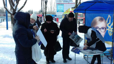 12 января информационные палатки ВО «Батьківщина» работают во всех районах города Кривого Рога