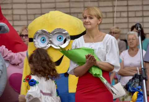 Поздоровлення Ольги Володимирівни Бабенко з Днем знань школярів і гостей лінійки в школі №8