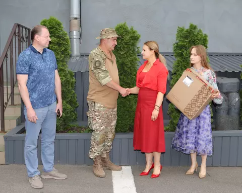 Ольга Бабенко передала військовим обладнання для зв'язку
